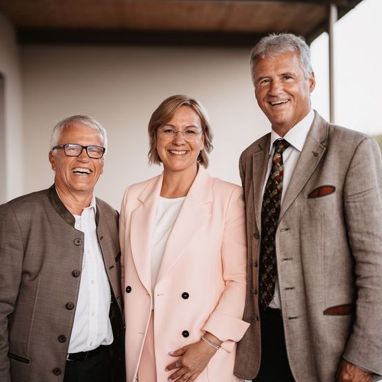 Bild enthält, Suit, Adult, Female, Person, Woman, Male, Man, Smile, Blazer, Tie