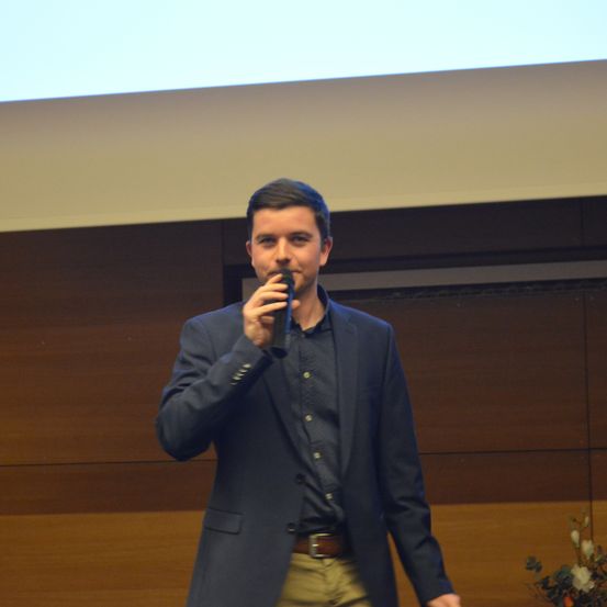 Bild enthält, People, Person, Blazer, Coat, Jacket, Microphone, Crowd, Adult, Male, Man