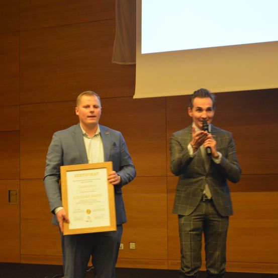 Bild enthält, People, Person, Crowd, Adult, Male, Man, Blazer, Coat, Jacket, Audience