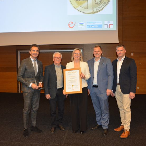 Bild enthält, People, Person, Adult, Female, Woman, Male, Man, Crowd, Jacket, Suit