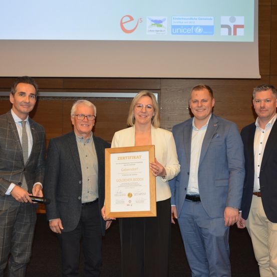 Bild enthält, People, Person, Coat, Jacket, Adult, Female, Woman, Blazer, Suit, Man