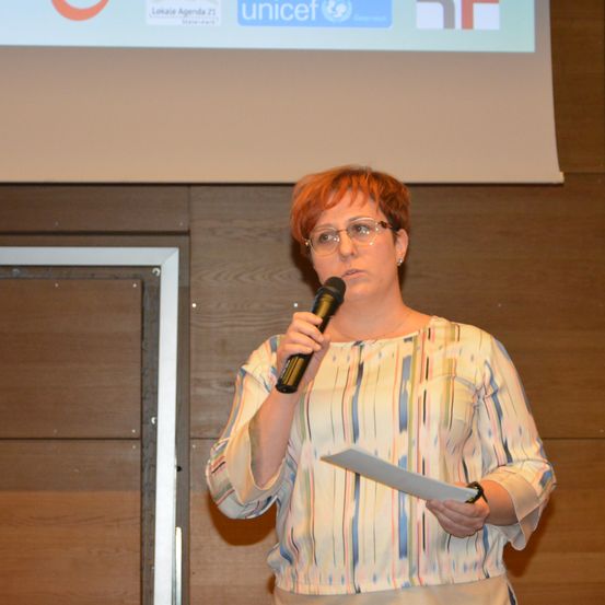 Bild enthält, People, Person, Microphone, Crowd, Audience, Interior Design, Face, Head, Speech, Glasses