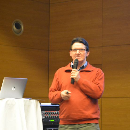 Bild enthält, People, Person, Laptop, Pc, Microphone, Crowd, Adult, Male, Man, Interior Design