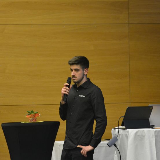 Bild enthält, People, Person, Laptop, Crowd, Interior Design, Microphone, Adult, Male, Man, Audience