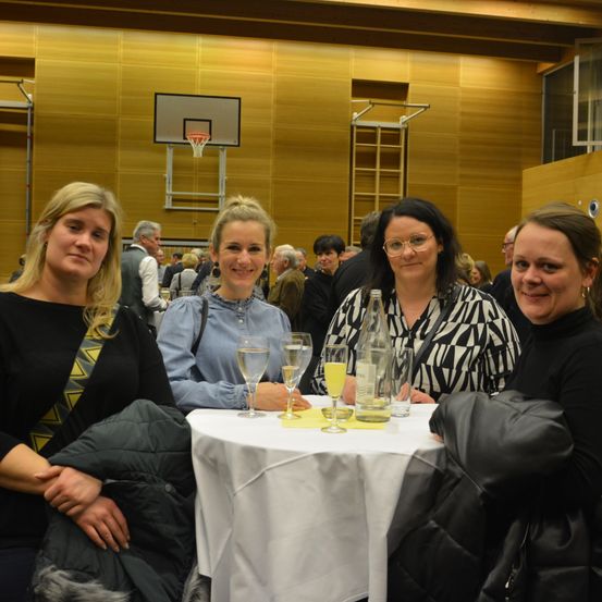 Bild enthält, Indoors, Restaurant, Food Court, Cafeteria, Adult, Female, Person, Woman, Plywood, Wood