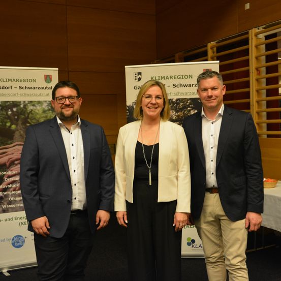 Bild enthält, Coat, Jacket, Blazer, Adult, Female, Person, Woman, Suit, Male, Man