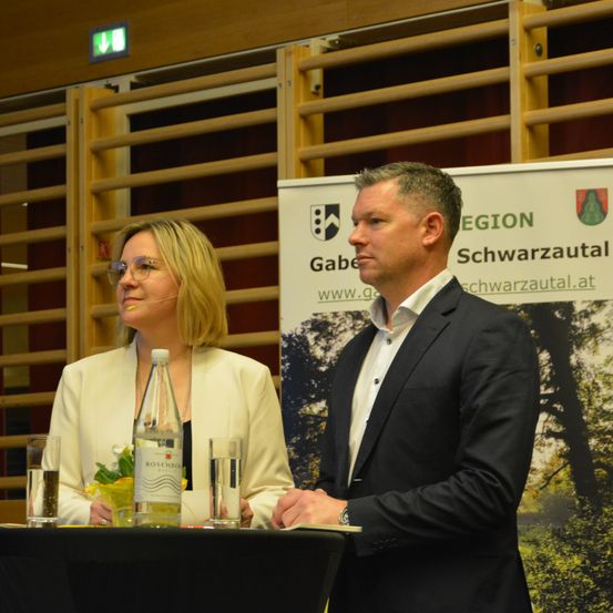 Bild enthält, Adult, Female, Person, Woman, Crowd, People, Male, Man, Face, Formal Wear