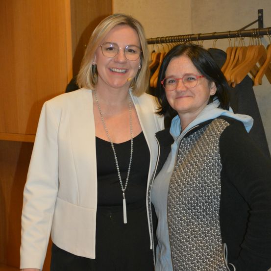 Bild enthält, Long Sleeve, Blouse, Coat, Jacket, Blazer, Sweater, Adult, Female, Person, Woman