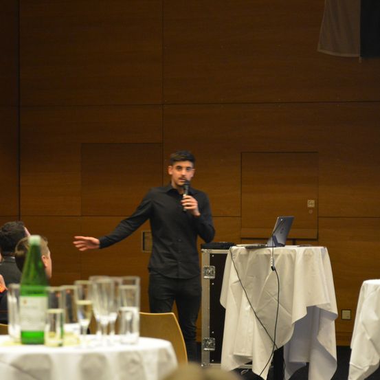 Bild enthält, Linen, People, Person, Tablecloth, Wood, Adult, Male, Man, Restaurant, Interior Design