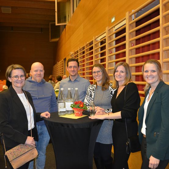 Bild enthält, Plywood, Wood, Adult, Female, Person, Woman, People, Coat, Pants, Cafeteria