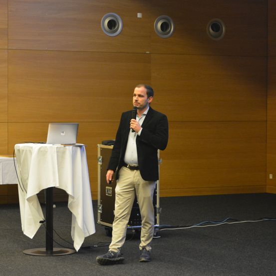 Bild enthält, Crowd, Person, People, Adult, Male, Man, Plywood, Wood, Audience, Suit