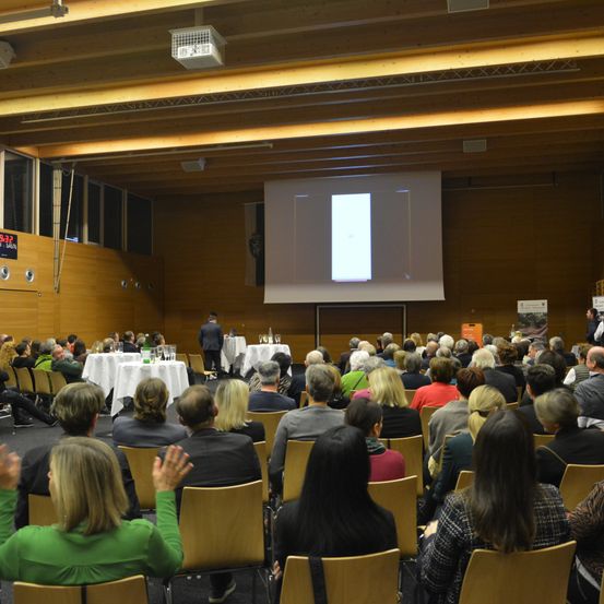 Bild enthält, People, Person, Crowd, Indoors, Lecture, Seminar, Adult, Female, Woman, Building