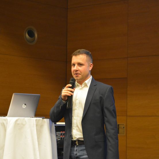 Bild enthält, People, Person, Crowd, Microphone, Laptop, Blazer, Adult, Male, Man, Seminar