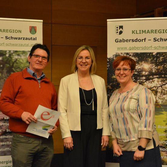 Bild enthält, Long Sleeve, Advertisement, Poster, Adult, Female, Person, Woman, Male, Man, People