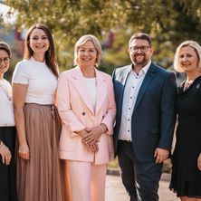 Bild enthält, Groupshot, Person, Adult, Female, Woman, Male, Man, Coat, Suit, Head