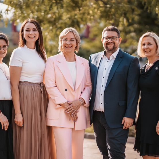 Bild enthält, Groupshot, Person, Adult, Female, Woman, Male, Man, Coat, Suit, Head
