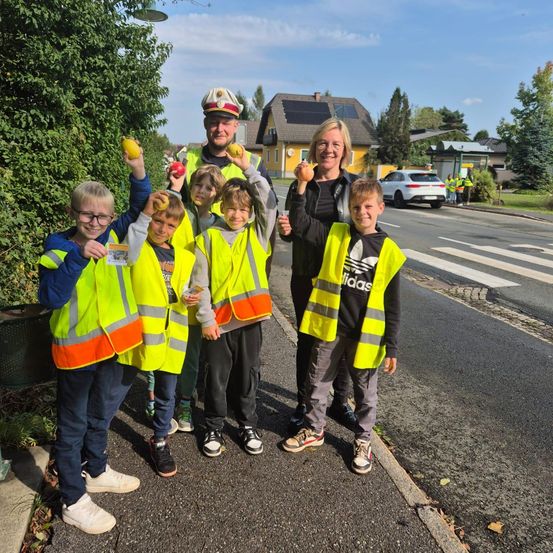 Bild enthält, City, Road, Street, Walking, People, Coat, Pants, Worker, Hardhat, Portrait