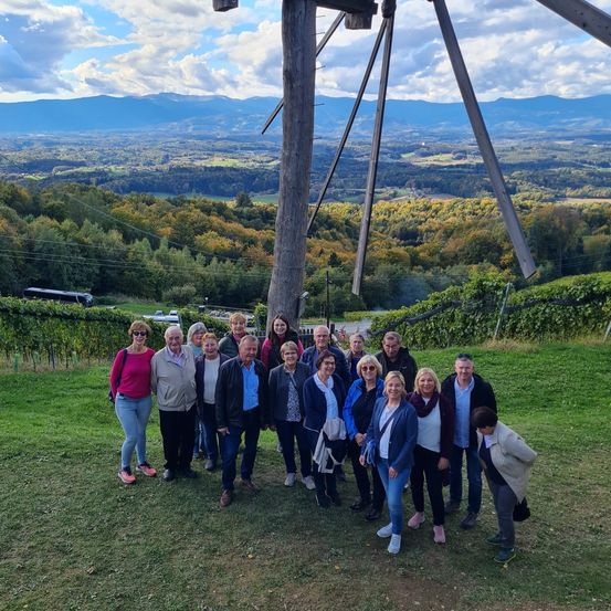 Bild enthält, Grass, Portrait, People, Park, Coat, Formal Wear, Suit, Blazer, Jacket, Vegetation