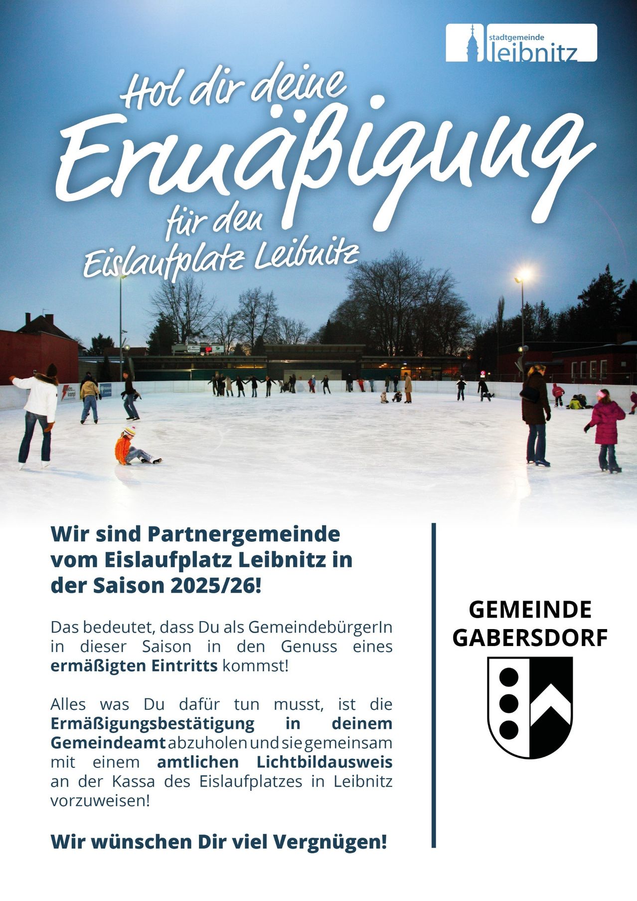 Ein Plakat für die Eislaufplatz Leibnitz in der Saison 2025/26. Mehrere Personen sind beim Eislaufen zu sehen, und ein Schild trägt den Text 'Ernadigung' mit dem Logo eines deutschen Dorfes.