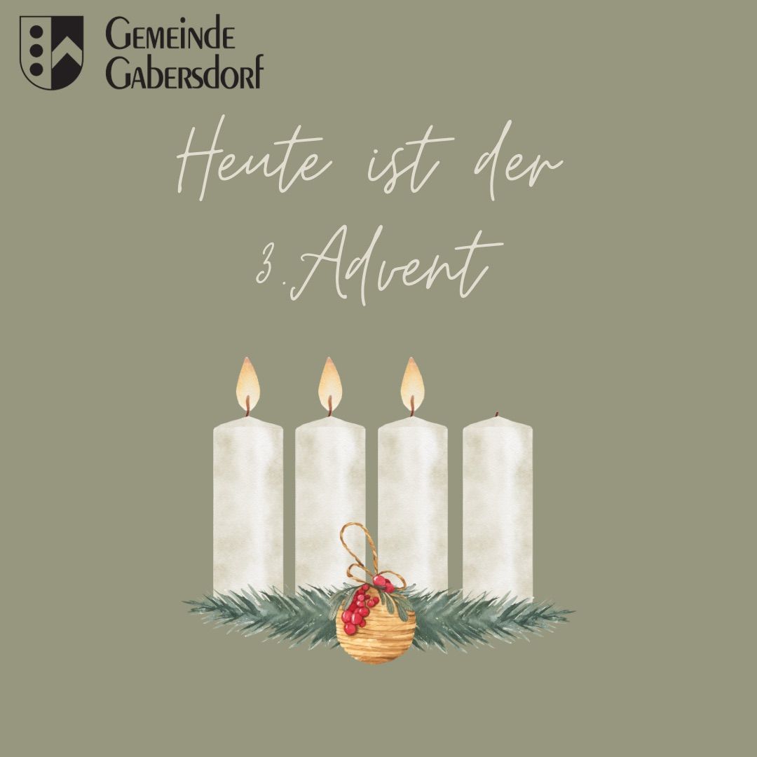 Eine Werbung für die dritte Adventskerze, mit vier weißen Kerzen, einem Kranz aus Tannenzweigen und einem kleinen Dekorartikel, alles auf einem grauen Hintergrund.