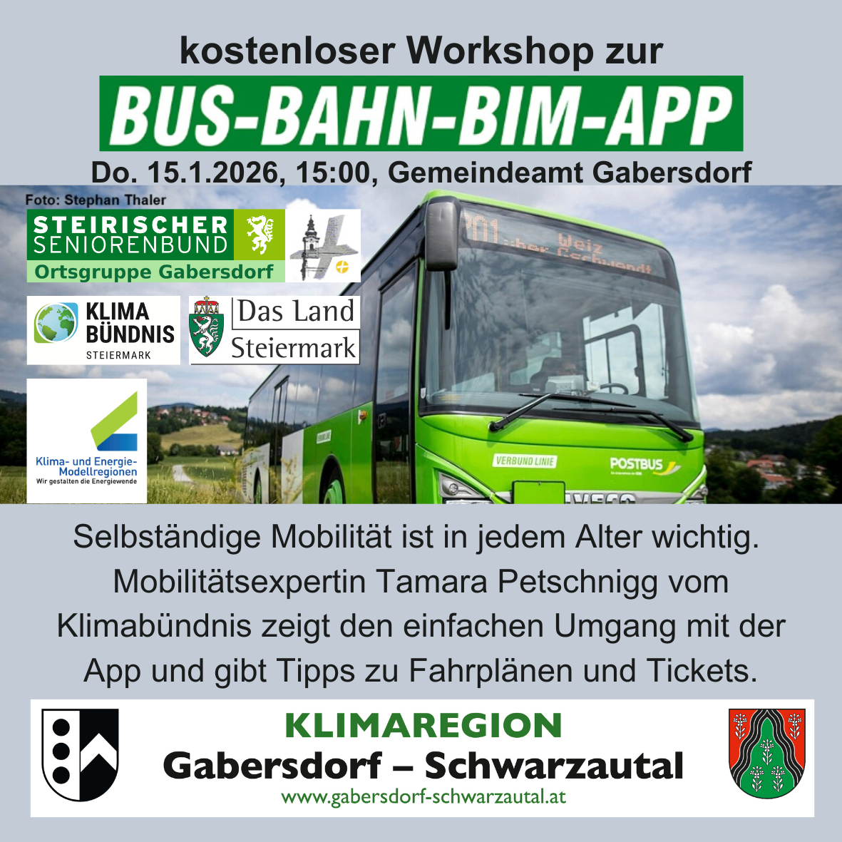 Plakat für ein kostenloses Workshop über die Bus-Bahn-Bim-App. Es zeigt einen grünen Bus und Logos von Organisationen wie Steirischer Seniorenbund und Klimabuendnis. Datum und Uhrzeit sind ebenfalls angegeben.