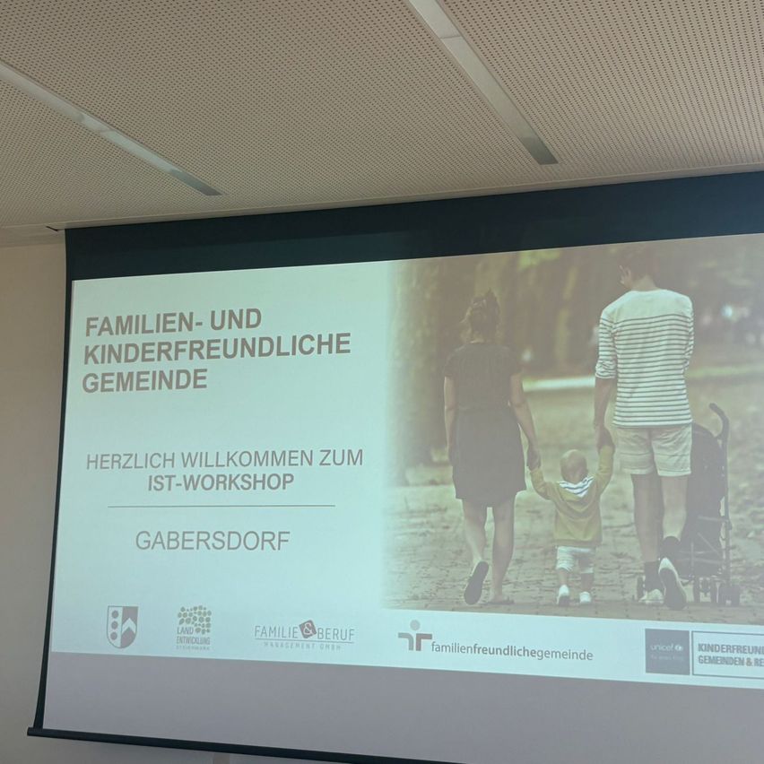 A presentation slide shows a family walking outdoors. The slide reads, 'Familien- und kinderfreundliche Gemeinde. Herzlich willkommen zum IST-Workshop.' The location is Gabersdorf. Logos for Land, Familie, Beruf, and UNICEF are visible.