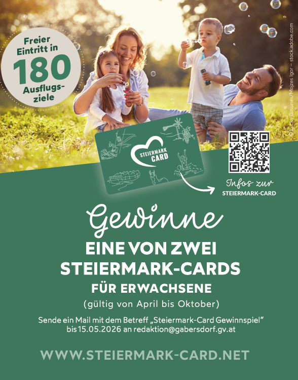 Eine Familie genießt die Natur mit einer grünen Karte. Freier Eintritt zu 180 Attraktionen. Gewinnen Sie eine Steiermark-Karte für Erwachsene. Besuchen Sie www.steiermark-card.net.
