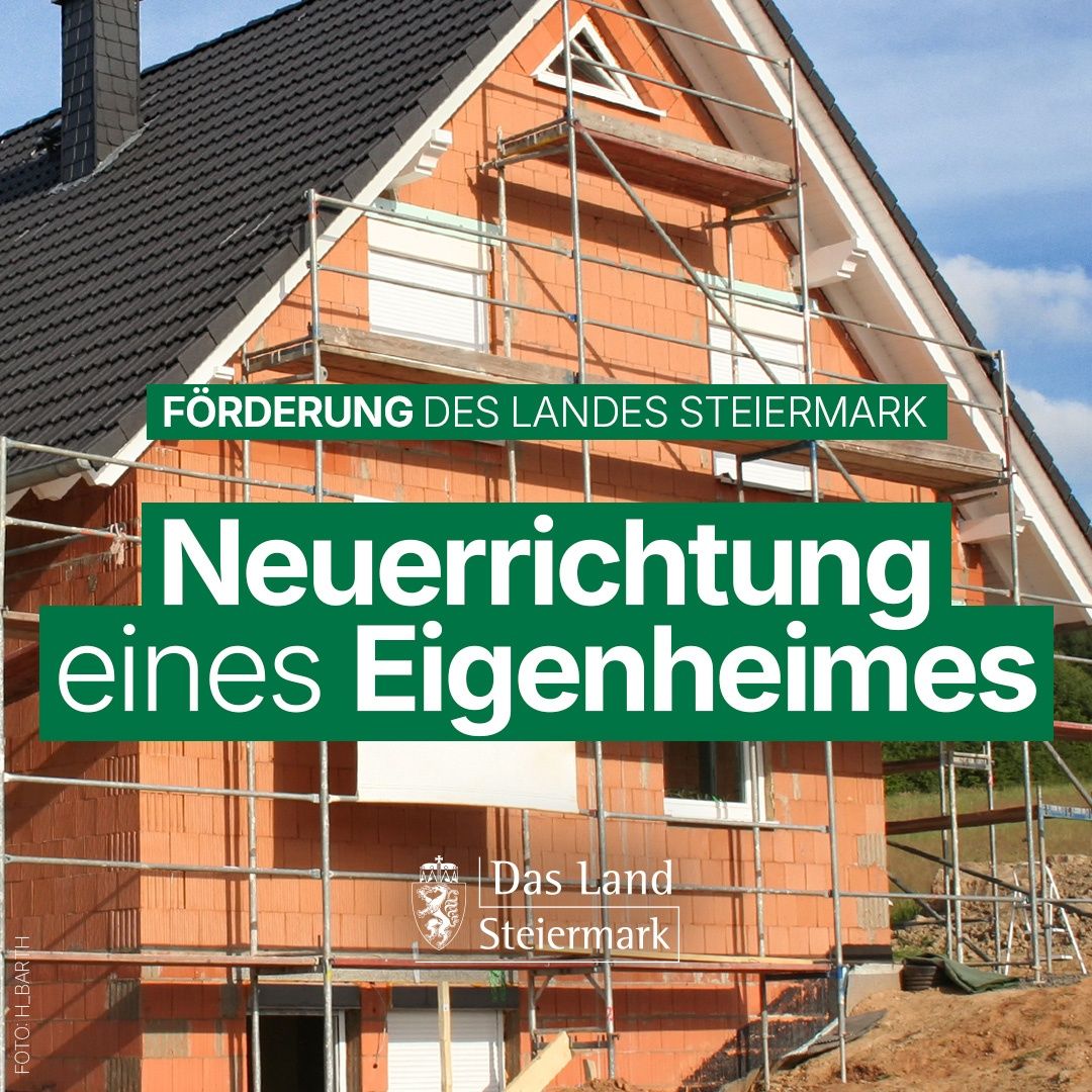 Ein Haus im Bau mit Ziegelwänden und Gerüsten. Grüner Text lautet 'Neuerrichtung eines Eigenheimes'. Das Logo von 'Das Land Steiermark' ist sichtbar.