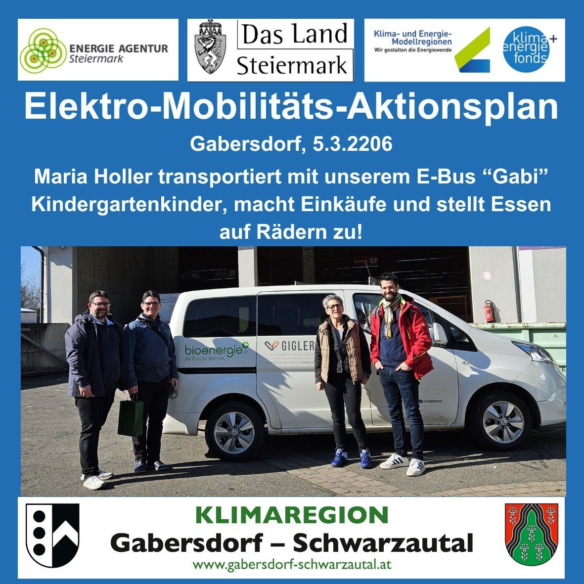 Ein Plakat bewirbt einen Elektromobilitäts-Aktionsplan in Gabersdorf. Es zeigt eine Familie, die mit ihrem Elektrobus 'Gabi' posiert. Das Datum ist der 5. März 2020.