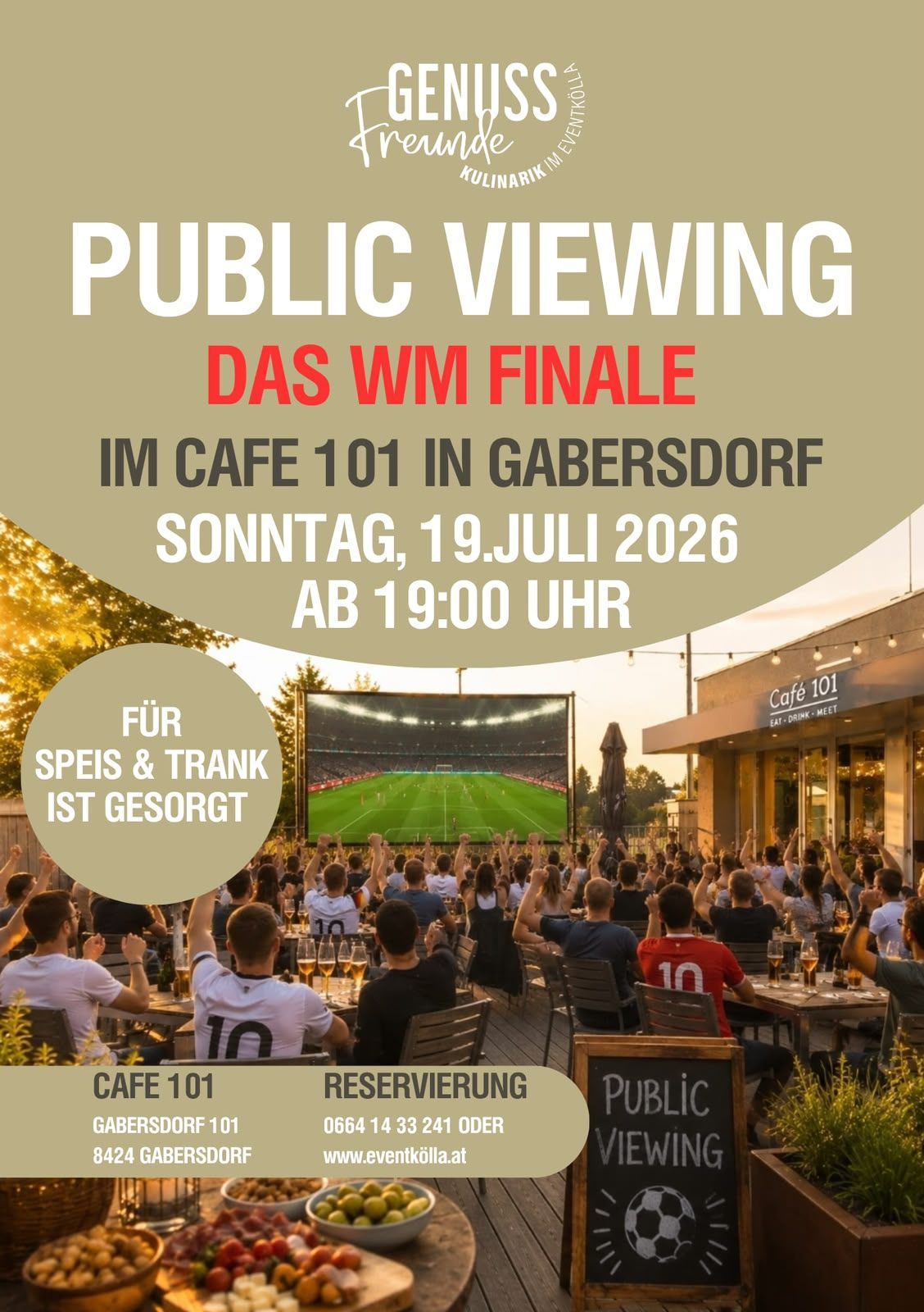 Ein öffentliches Viewing-Event für das WM-Finale im Café 101 in Gabersdorf am 19. Juli 2026, ab 19:00 Uhr. Eine Menge Leute versammelt sich um eine große Leinwand, die ein Fußballspiel zeigt.