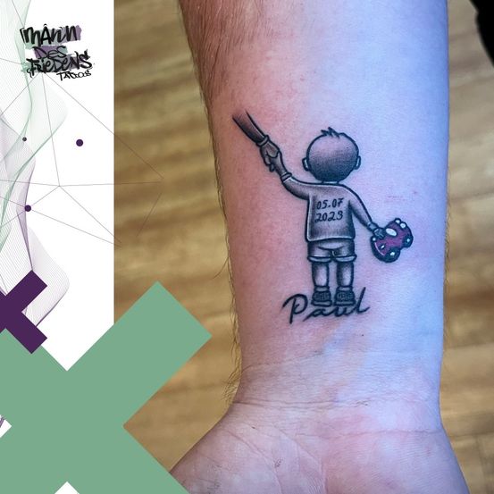 Tattoo eines Jungen, der einen Baseballschläger hält, mit dem Datum 05.07.2023 und dem Namen Paul.