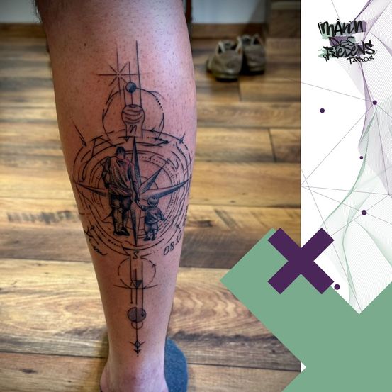 Tattoo am Bein mit einem Kompass und Figuren eines Mannes und eines Kindes, das Datum 08.19 steht auf dem Tattoo.