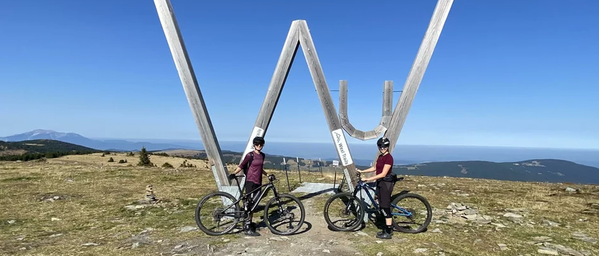 Bild enthält, Bicycle, Vehicle, Person, Shoe, Glove, Sword, Outdoors