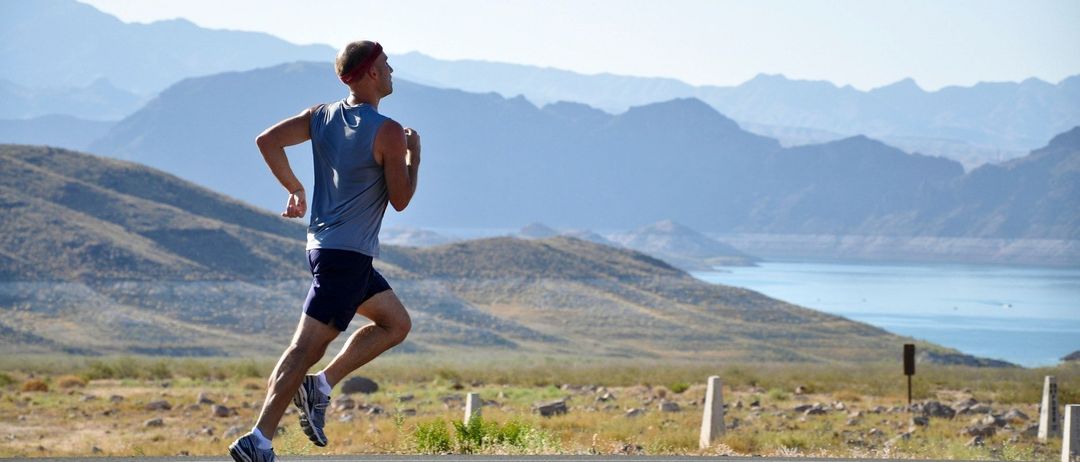 Bild enthält, Person, Running, Adult, Male, Man, Clothing, Vest, Shorts, Footwear, Shoe