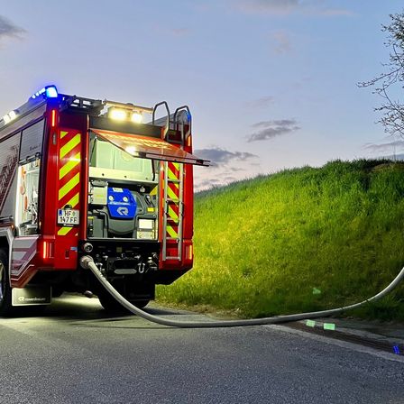 Bild enthält, Person, Transportation, Vehicle, Truck, Bumper, Machine, Wheel