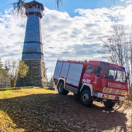 Bild enthält, Transportation, Truck, Vehicle, Beacon, Building, Lighthouse, Tower, Fire Truck, Plant, Tree