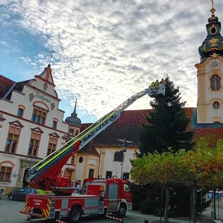 Bild enthält, Architecture, Building, Clock Tower, Tower, Machine, Wheel, Car, Transportation, Vehicle, Truck