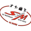 Das Logo von SV Mühlbach zeigt ein rotes und weißes Design mit einem roten Kreis darum. Es hat eine laufende Figur, eine Fußballfigur und eine Gruppe von Menschen. Die Jahre 1979-2024 und der Text 45 Jahre sind ebenfalls zu sehen.