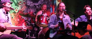 Bild enthält, Advertisement, Poster, Adult, Male, Man, Person, Guitar, Female, Woman, Face