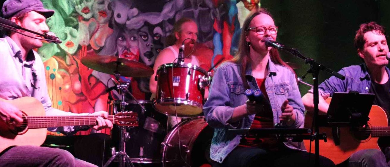 Bild enthält, Advertisement, Poster, Adult, Male, Man, Person, Guitar, Female, Woman, Face