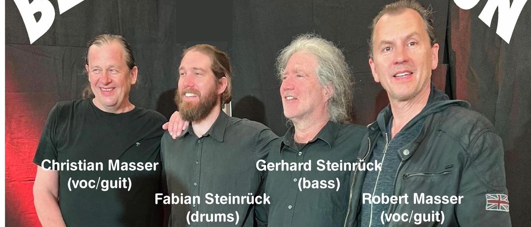 Blues Explosion Plakat mit vier Männern in schwarzen T-Shirts und Jeans. Einer spielt Gitarre, einer spielt Bass, einer Schlagzeug, und der letzte spielt Gitarre und singt. Live in der Bierwerkstatt Nestleberg, 7. Juni 2026, 17:00 Uhr.