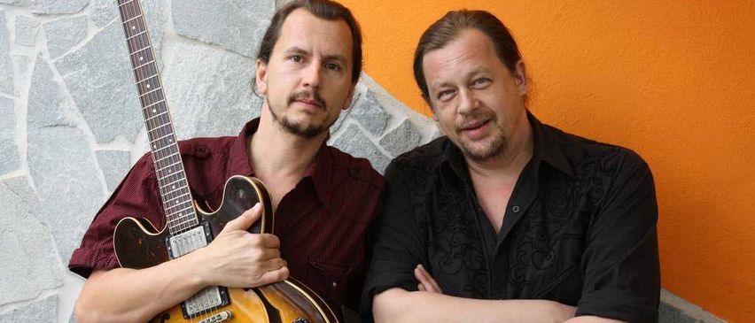 Bild enthält, Adult, Male, Man, Person, Guitar, Musical Instrument, Face, Guitarist, Musician, Performer