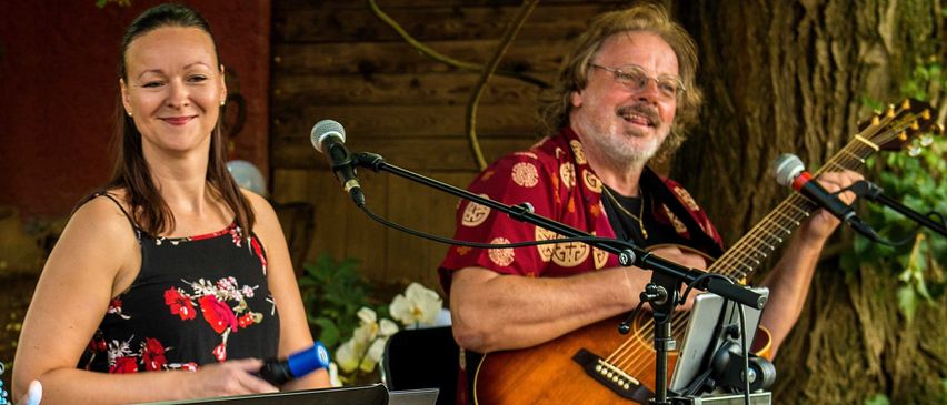 Bild enthält, Adult, Female, Person, Woman, Concert, Guitar, Microphone, Male, Man, Music Band