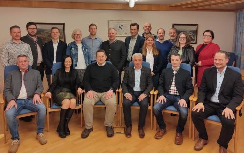 Bild enthält, People, Person, Groupshot, Adult, Female, Woman, Male, Man, Pants, Coat