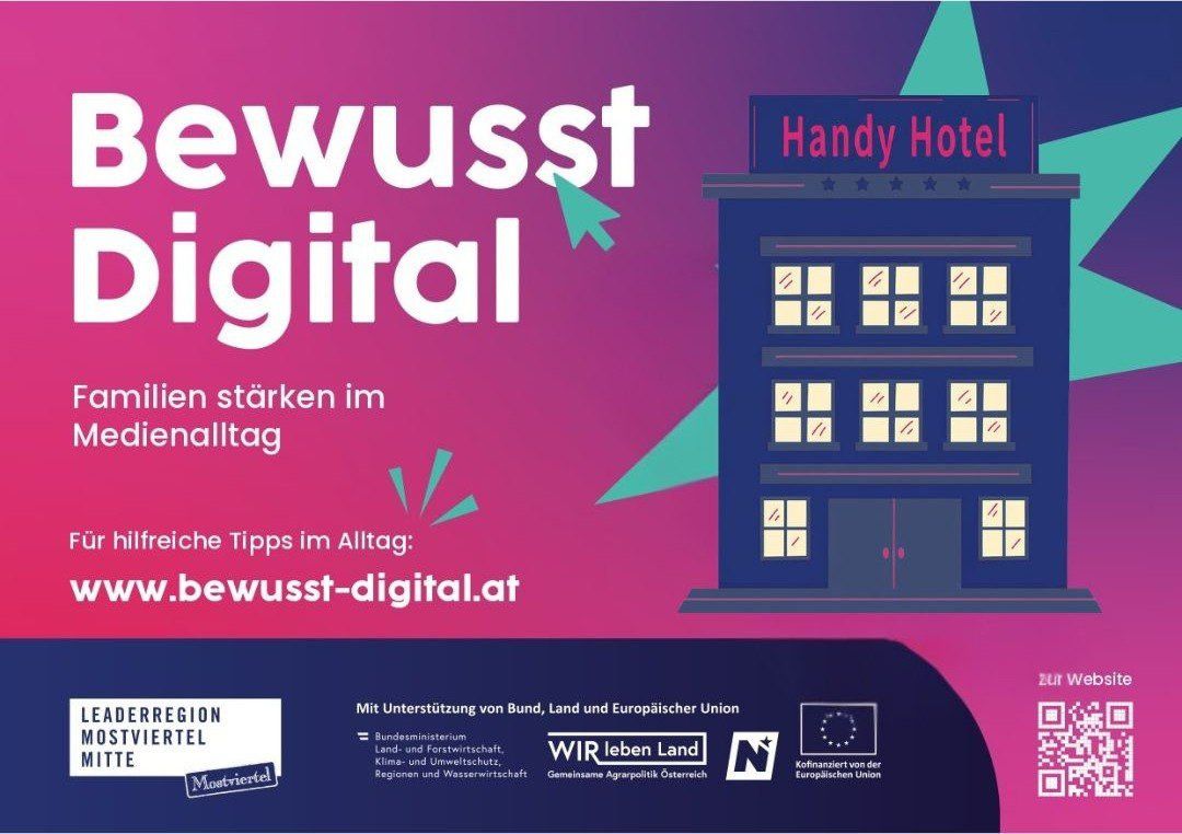 Eine Werbung für einen Tag des digitalen Bewusstseins zeigt ein farbenfrohes Gebäude mit der Aufschrift 'Handy Hotel' und einer Website-Adresse 'bewusst-digital.at'. Es werden tägliche Tipps für digitales Bewusstsein beworben. Unterstützt von Bund, Land und der Europäischen Union.