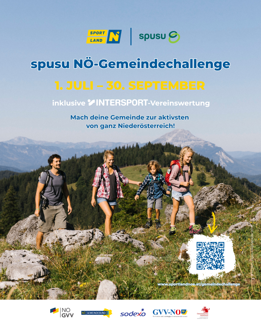 Plakat für die spusu NÖ-Gemeindechallenge mit einer wandernden Familie, Bergen im Hintergrund und einem QR-Code. Datumsbereich: 1. Juli bis 30. September. Inklusive INTERSPORT-Mitgliedschaft.