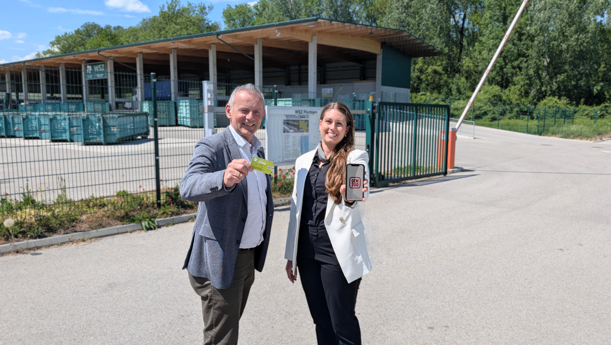 DI Martin Leohartsberger und Viktoria Stamminger mit der ServiceCard