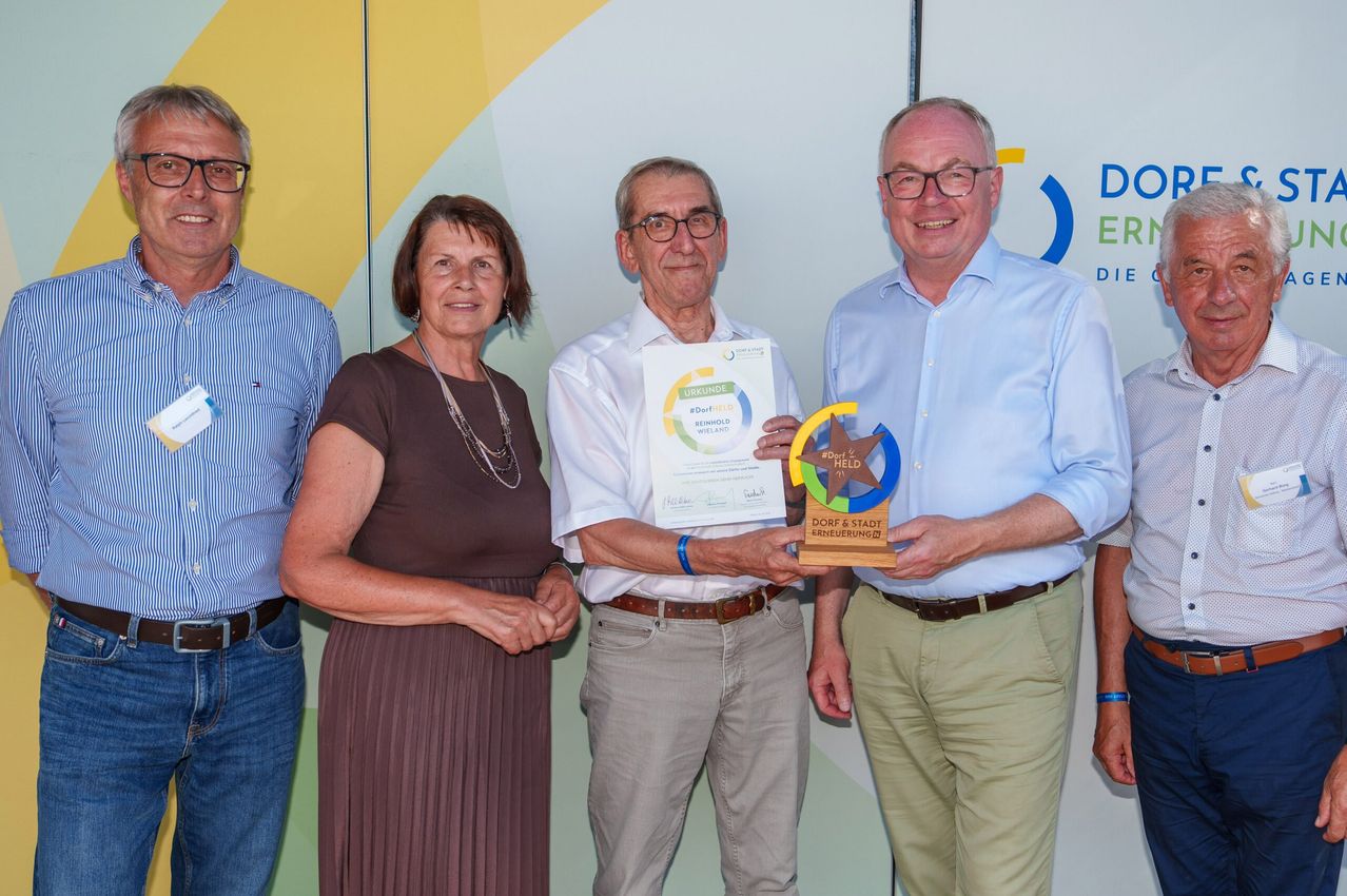 Reinhold Wieland mit Urkunde und #Dorffeld-Preis, daneben Günther Schindl und Gerhard Berg.