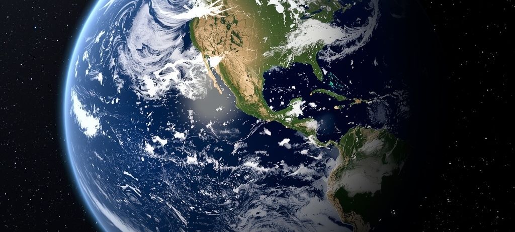 Ein beeindruckender Blick auf die Erde aus dem Weltraum mit klarer Atmosphäre und sichtbaren Kontinenten und Wolken.
