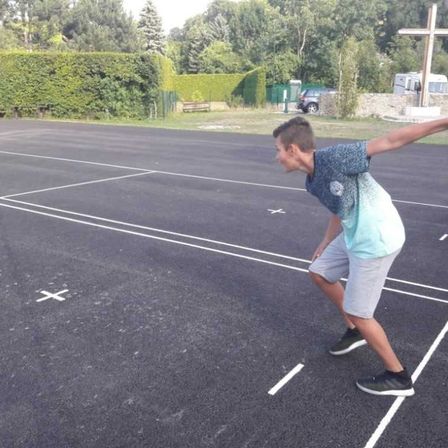 Bild enthält, Boy, Male, Person, Teen, Shoe, Tennis, Tennis Racket, Playing Tennis, Face, Head